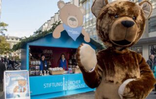 Bärenverkauf zu Gunsten der Stiftung Zürcher Lighthouse beim Globus in Zürich